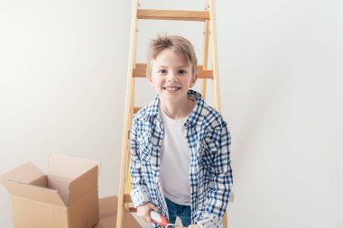 merdiven üzerinde duran genç çocuk