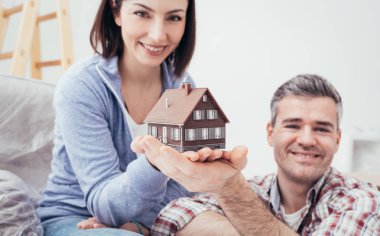 Gülümseyen iki modeli ev tutan
