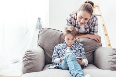 Anne ve çocuk dijital tablet ile bağlanma 