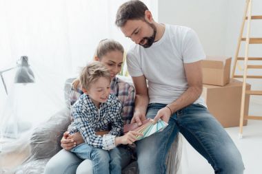 Mutlu aile yenilenen ev 