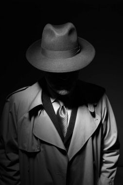 Adam fedora şapka ve trençkot