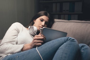tablet ile genç kadın 