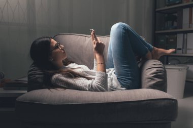 Dijital tablet ile genç kız