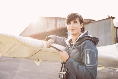 kamera ile gülümseyen genç kadın