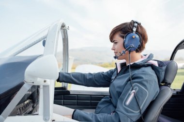 Kadın pilot, uçak kokpit