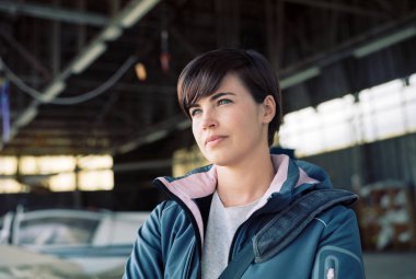  genç kadın pilot hangarda poz