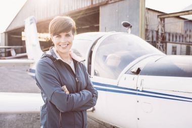 neşeli gülümseyen