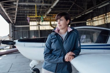 kanatta yaslanmış kadın pilotu