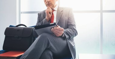 İşadamı tablet ile bağlanma