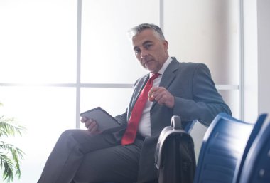 Dijital tablet ile olgun iş adamı