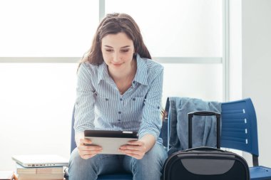 tablet ile genç kadın 