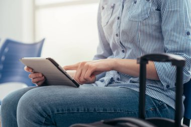 tablet ile genç kadın 