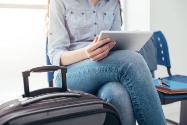 Dijital tabletli kadın