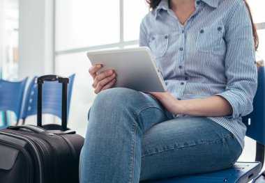 tablet ile genç kadın 