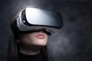 kadın giyiyor Vr kulaklık