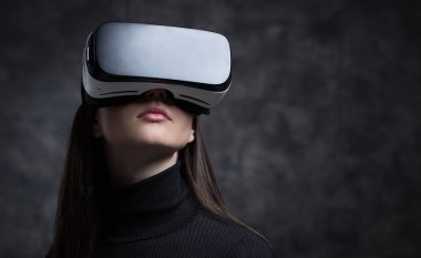 kadın giyiyor Vr kulaklık