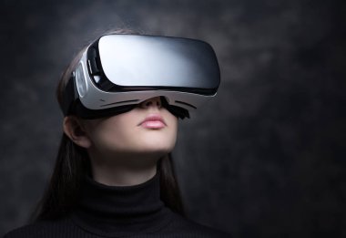 kadın giyiyor Vr kulaklık