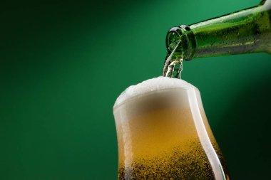 Bardağa bira dolduruyorum.