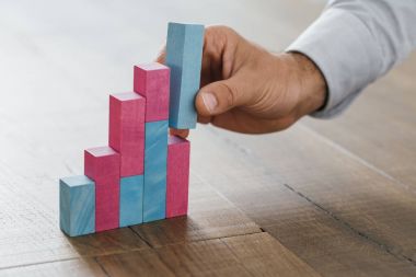 İşadamı bina büyüyen mali grafik