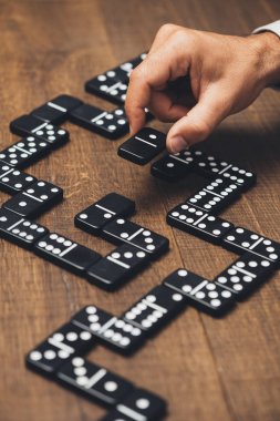 Domino ile oynarken işadamı