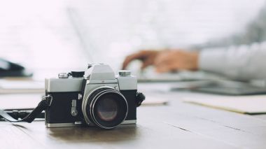 Profesyonel fotoğrafçı ve vintage fotoğraf makinesi 