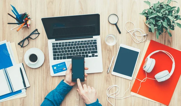 Man shopping online — Stock Photo, Image