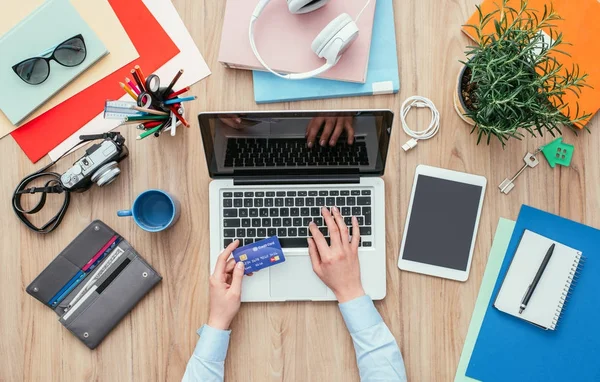 Vrouw met Laptop Online winkelen — Stockfoto