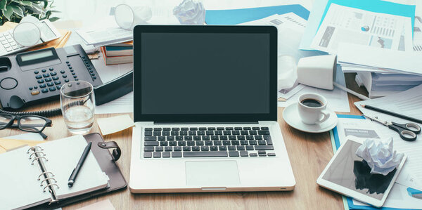 Рабочий стол в беспорядке и загромождении
