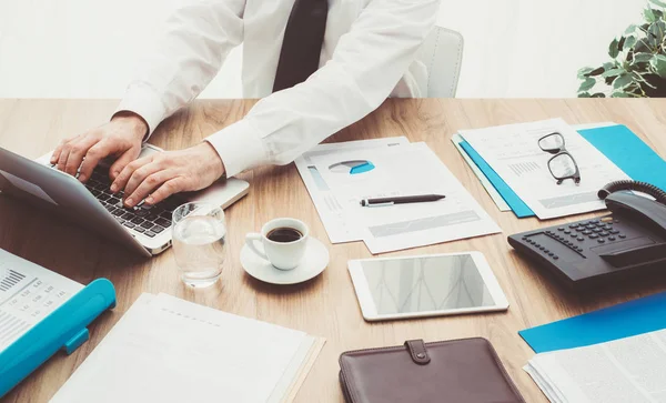 Corporate affärsman med laptop — Stockfoto