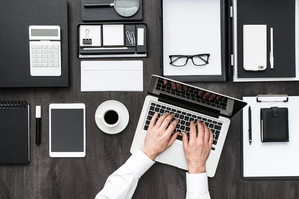 Gerente de negócios trabalhando na mesa de escritório — Fotografia de Stock