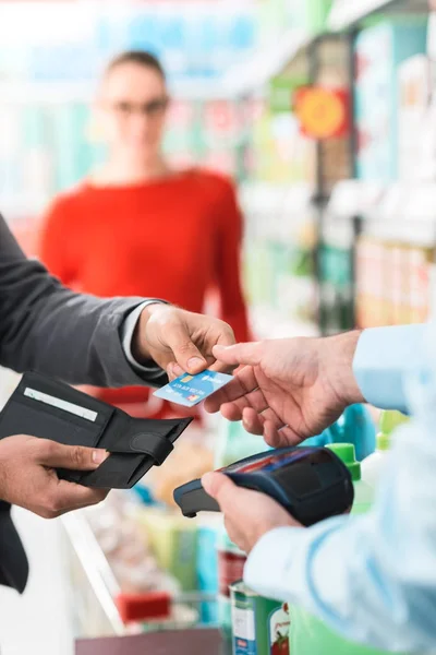 Mann bezahlt mit Kreditkarte — Stockfoto