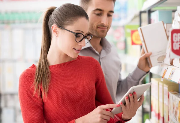 Pareja haciendo compras de comestibles — Foto de Stock