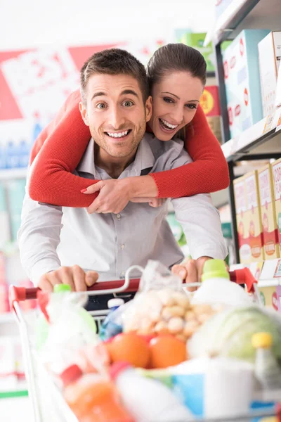 食料品の買い物をしている若いカップル — ストック写真