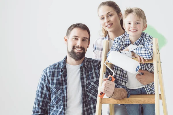 Jeune famille faisant du maquillage à la maison — Photo