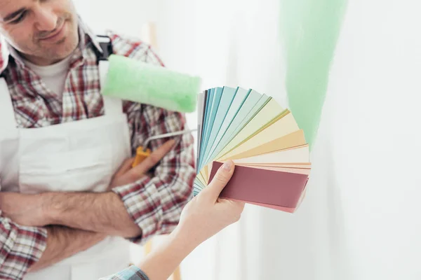 Woman choosing paint color — Stock Photo, Image