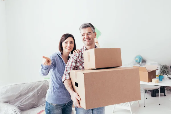 Paar die verhuizen naar een nieuw huis — Stockfoto