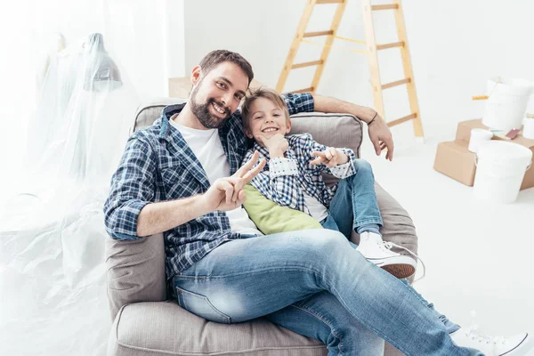 Vader en zoon ontspannen op fauteuil — Stockfoto