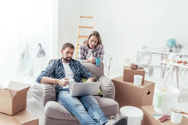 Paar ontspannen tijdens huisvernieuwing — Stockfoto