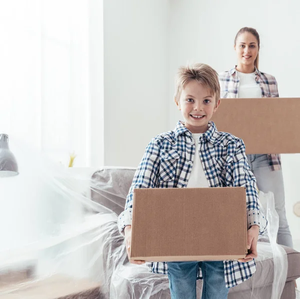 Joven familia renovando nueva casa —  Fotos de Stock