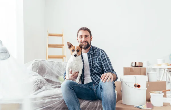 Proprietário posando com animal de estimação na nova casa — Fotografia de Stock