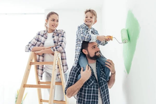 Счастливая семья ремонтирует новый дом — стоковое фото