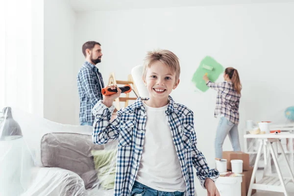 若い家族の家を革新 — ストック写真