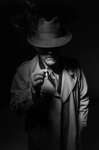 Elegant man smoking cigarette — Stock Photo, Image