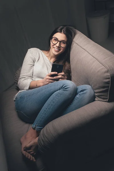 Chica sonriente con teléfono inteligente —  Fotos de Stock