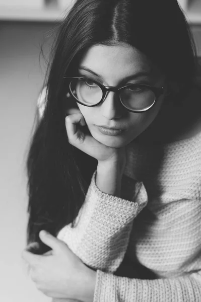 Mulher infeliz em óculos — Fotografia de Stock