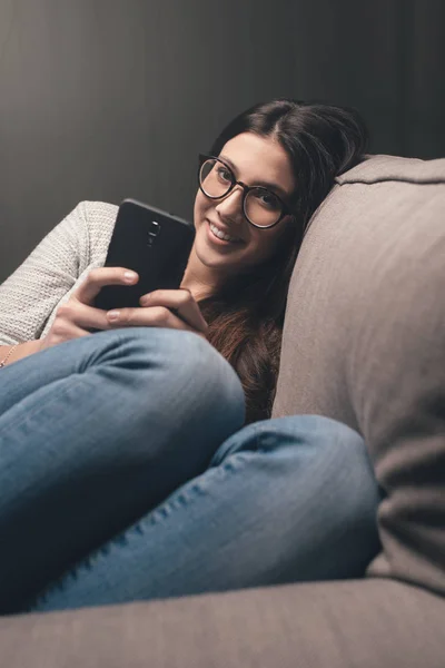 Leende kvinna med smartphone — Stockfoto