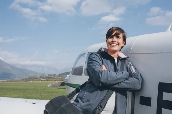 Female pilot leaning on a propeller — Stock Photo, Image