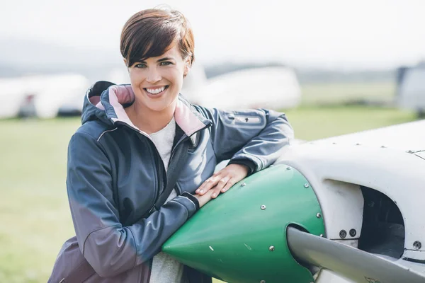 Vrouwelijke piloot poseren op luchthaven — Stockfoto