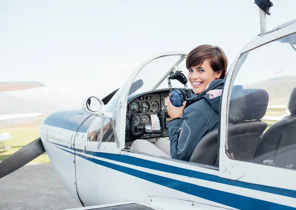 Женщина-пилот в кабине легкого самолета — стоковое фото