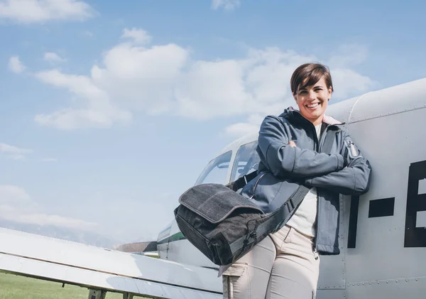 Piloto feminino apoiando-se na hélice — Fotografia de Stock